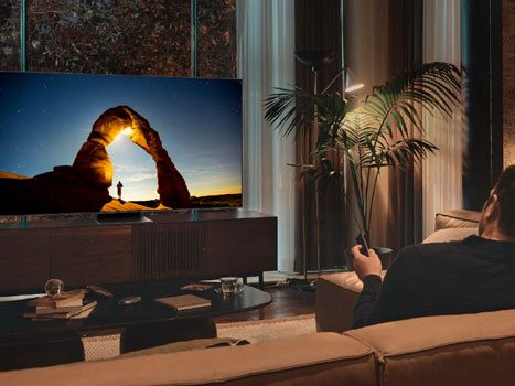 Visuel représentant l'ajustement automatique de la luminosité en mode Eye Comfort sur une TV Neo QLED 2022 Samsung