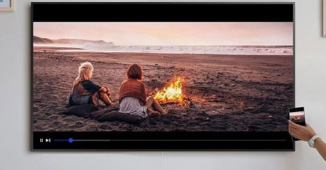 Visuel pr�sentant l'activation du screen mirroring en approchant l'appareil mobile de la TV