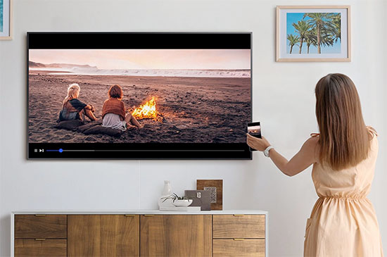Visuel représentant l'appairage simplifié par contact entre un smartphone et une TV équipée de la fonction Tap View