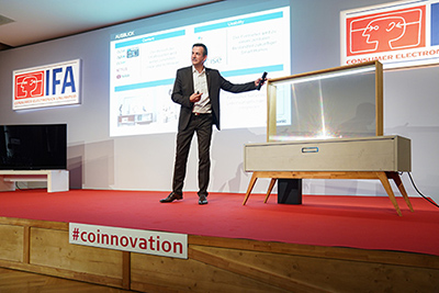 Photo de la TV OLED Panasonic transparente pr�sent�e durant l'Innovations Media Briefing de l'IFA 2019 - (cr�dit : Messe Berlin)