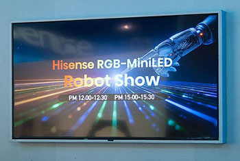 Photo d'une TV Hisense RGB Mini-LED au salon IFA 2025 - (cr�dit : Hisense)