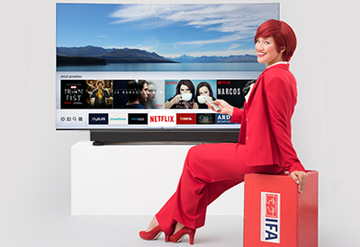 Illustration d'une TV Samsung QLED 8C avec la barre de son incurv�e HW-MS6500 - (cr�dit : Messe Berlin)