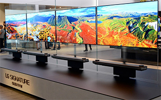 Photo des TV LG OLED 2017 avec couleurs optimis�es expos�es durant le salon IFA 2017 - (cr�dit : LG)