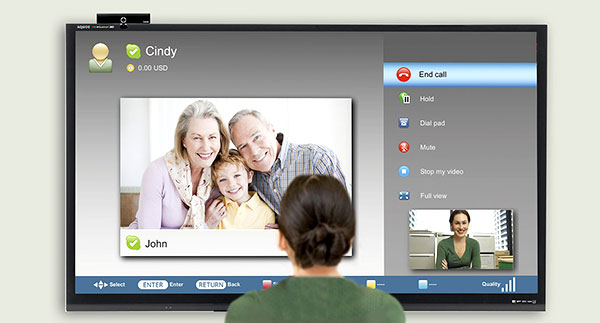 Illustration d'appels visio avec une TV connectée et une caméra de communication Illustration d'appels visio avec une TV connectée et une caméra de communication
